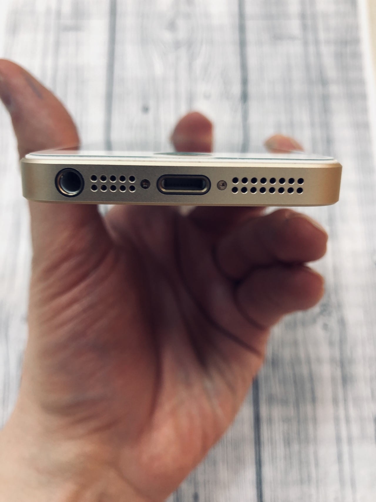 Apple se 128. Iphone 5s сбоку фото.